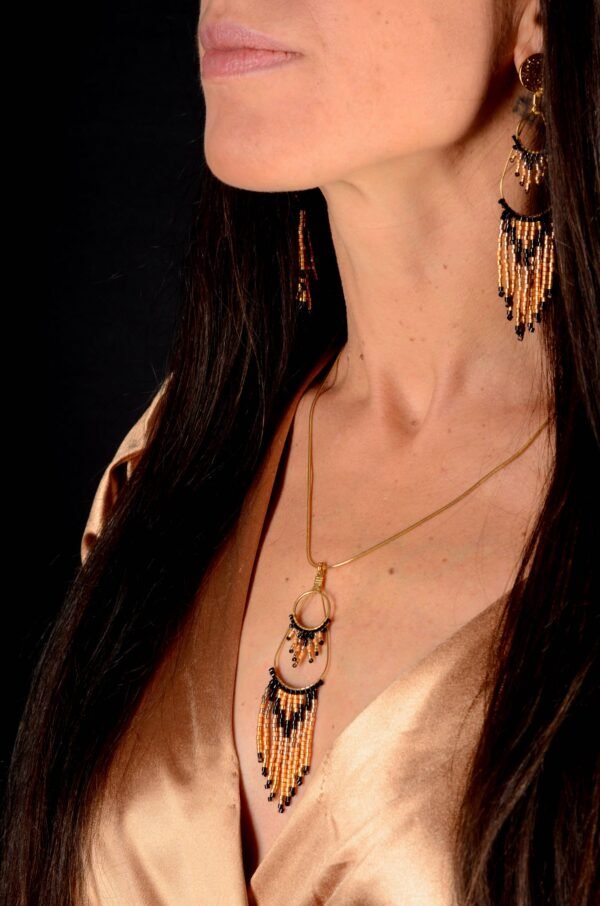 Valdyria est une marque poétique de bijoux faits main, basée en Alsace 🌿 Nous créons des pièces artisanales avec une âme, inspirées par la mythologie 🐚 la nature 🍃 l’élégance ancienne 👑 et la beauté intemporelle ✨ Chaque bijou est soigneusement réalisé à la main avec des perles Miyuki de haute qualité, venues du Japon 💎 et des matériaux écoresponsables sourcés en France et en Europe 💖 Nos créations naissent avec intention 🕊 en petites séries 🧵 avec amour du détail ✧ Valdyria incarne une création lente, consciente 🌱 des trésors qu’on ressent vraiment 🌟 Nous ne faisons pas que des accessoires : nous créons des symboles ❈ Chaque bijou porte une histoire, une émotion, un sens ✤ Dans notre atelier en Alsace 🏡 chaque commande est préparée à la main, jusqu’à l’emballage compostable ♻ sans plastique 🚫 Expédition soignée en Europe 📦 Découvrez un univers où qualité rime avec émotion ✨ Valdyria - Un éclat pour ne jamais oublier qui vous êtes ✧