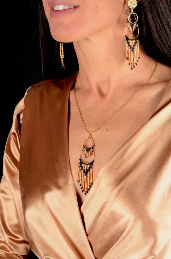 Valdyria est une marque poétique de bijoux faits main, basée en Alsace 🌿 Nous créons des pièces artisanales avec une âme, inspirées par la mythologie 🐚 la nature 🍃 l’élégance ancienne 👑 et la beauté intemporelle ✨ Chaque bijou est soigneusement réalisé à la main avec des perles Miyuki de haute qualité, venues du Japon 💎 et des matériaux écoresponsables sourcés en France et en Europe 💖 Nos créations naissent avec intention 🕊 en petites séries 🧵 avec amour du détail ✧ Valdyria incarne une création lente, consciente 🌱 des trésors qu’on ressent vraiment 🌟 Nous ne faisons pas que des accessoires : nous créons des symboles ❈ Chaque bijou porte une histoire, une émotion, un sens ✤ Dans notre atelier en Alsace 🏡 chaque commande est préparée à la main, jusqu’à l’emballage compostable ♻ sans plastique 🚫 Expédition soignée en Europe 📦 Découvrez un univers où qualité rime avec émotion ✨ Valdyria - Un éclat pour ne jamais oublier qui vous êtes ✧