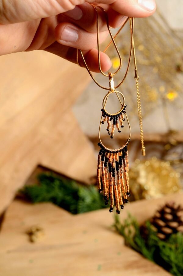 Valdyria est une marque poétique de bijoux faits main, basée en Alsace 🌿 Nous créons des pièces artisanales avec une âme, inspirées par la mythologie 🐚 la nature 🍃 l’élégance ancienne 👑 et la beauté intemporelle ✨ Chaque bijou est soigneusement réalisé à la main avec des perles Miyuki de haute qualité, venues du Japon 💎 et des matériaux écoresponsables sourcés en France et en Europe 💖 Nos créations naissent avec intention 🕊 en petites séries 🧵 avec amour du détail ✧ Valdyria incarne une création lente, consciente 🌱 des trésors qu’on ressent vraiment 🌟 Nous ne faisons pas que des accessoires : nous créons des symboles ❈ Chaque bijou porte une histoire, une émotion, un sens ✤ Dans notre atelier en Alsace 🏡 chaque commande est préparée à la main, jusqu’à l’emballage compostable ♻ sans plastique 🚫 Expédition soignée en Europe 📦 Découvrez un univers où qualité rime avec émotion ✨ Valdyria - Un éclat pour ne jamais oublier qui vous êtes ✧