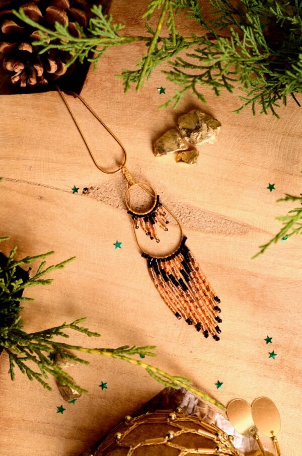 Valdyria est une marque poétique de bijoux faits main, basée en Alsace 🌿 Nous créons des pièces artisanales avec une âme, inspirées par la mythologie 🐚 la nature 🍃 l’élégance ancienne 👑 et la beauté intemporelle ✨ Chaque bijou est soigneusement réalisé à la main avec des perles Miyuki de haute qualité, venues du Japon 💎 et des matériaux écoresponsables sourcés en France et en Europe 💖 Nos créations naissent avec intention 🕊 en petites séries 🧵 avec amour du détail ✧ Valdyria incarne une création lente, consciente 🌱 des trésors qu’on ressent vraiment 🌟 Nous ne faisons pas que des accessoires : nous créons des symboles ❈ Chaque bijou porte une histoire, une émotion, un sens ✤ Dans notre atelier en Alsace 🏡 chaque commande est préparée à la main, jusqu’à l’emballage compostable ♻ sans plastique 🚫 Expédition soignée en Europe 📦 Découvrez un univers où qualité rime avec émotion ✨ Valdyria - Un éclat pour ne jamais oublier qui vous êtes ✧