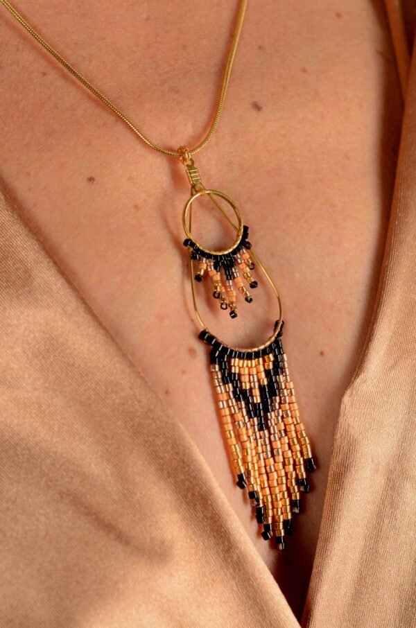 Valdyria est une marque poétique de bijoux faits main, basée en Alsace 🌿 Nous créons des pièces artisanales avec une âme, inspirées par la mythologie 🐚 la nature 🍃 l’élégance ancienne 👑 et la beauté intemporelle ✨ Chaque bijou est soigneusement réalisé à la main avec des perles Miyuki de haute qualité, venues du Japon 💎 et des matériaux écoresponsables sourcés en France et en Europe 💖 Nos créations naissent avec intention 🕊 en petites séries 🧵 avec amour du détail ✧ Valdyria incarne une création lente, consciente 🌱 des trésors qu’on ressent vraiment 🌟 Nous ne faisons pas que des accessoires : nous créons des symboles ❈ Chaque bijou porte une histoire, une émotion, un sens ✤ Dans notre atelier en Alsace 🏡 chaque commande est préparée à la main, jusqu’à l’emballage compostable ♻ sans plastique 🚫 Expédition soignée en Europe 📦 Découvrez un univers où qualité rime avec émotion ✨ Valdyria - Un éclat pour ne jamais oublier qui vous êtes ✧