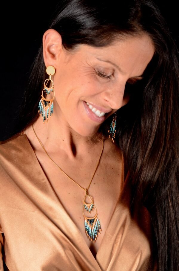 boutique-valdyria-nilyra-maria-dore-boucles-oreilles-large Valdyria est une marque poétique de bijoux faits main, basée en Alsace 🌿 Nous créons des pièces artisanales avec une âme, inspirées par la mythologie 🐚 la nature 🍃 l’élégance ancienne 👑 et la beauté intemporelle ✨ Chaque bijou est soigneusement réalisé à la main avec des perles Miyuki de haute qualité, venues du Japon 💎 et des matériaux écoresponsables sourcés en France et en Europe 💖 Nos créations naissent avec intention 🕊 en petites séries 🧵 avec amour du détail ✧ Valdyria incarne une création lente, consciente 🌱 des trésors qu’on ressent vraiment 🌟 Nous ne faisons pas que des accessoires : nous créons des symboles ❈ Chaque bijou porte une histoire, une émotion, un sens ✤ Dans notre atelier en Alsace 🏡 chaque commande est préparée à la main, jusqu’à l’emballage compostable ♻ sans plastique 🚫 Expédition soignée en Europe 📦 Découvrez un univers où qualité rime avec émotion ✨ Valdyria - Un éclat pour ne jamais oublier qui vous êtes ✧