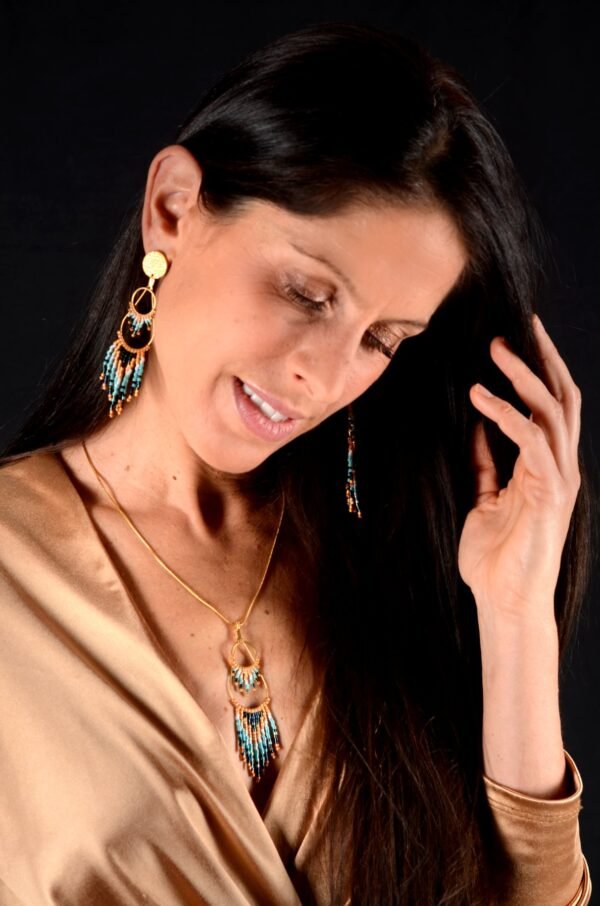 boutique-valdyria-nilyra-maria-dore-boucles-oreilles-large2 Valdyria est une marque poétique de bijoux faits main, basée en Alsace 🌿 Nous créons des pièces artisanales avec une âme, inspirées par la mythologie 🐚 la nature 🍃 l’élégance ancienne 👑 et la beauté intemporelle ✨ Chaque bijou est soigneusement réalisé à la main avec des perles Miyuki de haute qualité, venues du Japon 💎 et des matériaux écoresponsables sourcés en France et en Europe 💖 Nos créations naissent avec intention 🕊 en petites séries 🧵 avec amour du détail ✧ Valdyria incarne une création lente, consciente 🌱 des trésors qu’on ressent vraiment 🌟 Nous ne faisons pas que des accessoires : nous créons des symboles ❈ Chaque bijou porte une histoire, une émotion, un sens ✤ Dans notre atelier en Alsace 🏡 chaque commande est préparée à la main, jusqu’à l’emballage compostable ♻ sans plastique 🚫 Expédition soignée en Europe 📦 Découvrez un univers où qualité rime avec émotion ✨ Valdyria - Un éclat pour ne jamais oublier qui vous êtes ✧