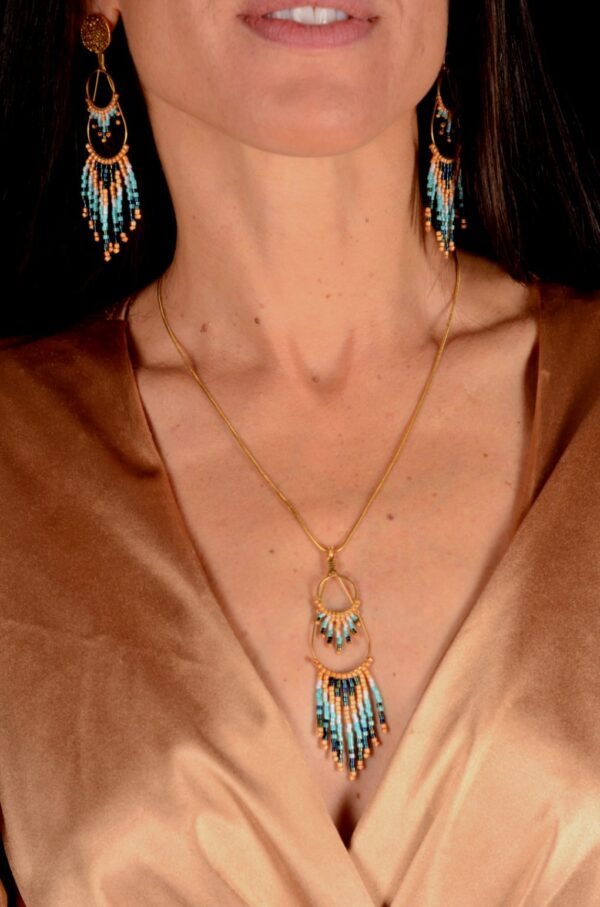 boutique-valdyria-nilyra-maria-dore-boucles-oreilles-moyen2 Valdyria est une marque poétique de bijoux faits main, basée en Alsace 🌿 Nous créons des pièces artisanales avec une âme, inspirées par la mythologie 🐚 la nature 🍃 l’élégance ancienne 👑 et la beauté intemporelle ✨ Chaque bijou est soigneusement réalisé à la main avec des perles Miyuki de haute qualité, venues du Japon 💎 et des matériaux écoresponsables sourcés en France et en Europe 💖 Nos créations naissent avec intention 🕊 en petites séries 🧵 avec amour du détail ✧ Valdyria incarne une création lente, consciente 🌱 des trésors qu’on ressent vraiment 🌟 Nous ne faisons pas que des accessoires : nous créons des symboles ❈ Chaque bijou porte une histoire, une émotion, un sens ✤ Dans notre atelier en Alsace 🏡 chaque commande est préparée à la main, jusqu’à l’emballage compostable ♻ sans plastique 🚫 Expédition soignée en Europe 📦 Découvrez un univers où qualité rime avec émotion ✨ Valdyria - Un éclat pour ne jamais oublier qui vous êtes ✧