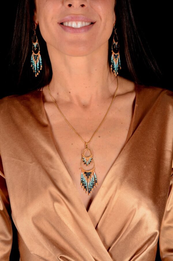 boutique-valdyria-nilyra-maria-dore-boucles-oreilles-moyen3 Valdyria est une marque poétique de bijoux faits main, basée en Alsace 🌿 Nous créons des pièces artisanales avec une âme, inspirées par la mythologie 🐚 la nature 🍃 l’élégance ancienne 👑 et la beauté intemporelle ✨ Chaque bijou est soigneusement réalisé à la main avec des perles Miyuki de haute qualité, venues du Japon 💎 et des matériaux écoresponsables sourcés en France et en Europe 💖 Nos créations naissent avec intention 🕊 en petites séries 🧵 avec amour du détail ✧ Valdyria incarne une création lente, consciente 🌱 des trésors qu’on ressent vraiment 🌟 Nous ne faisons pas que des accessoires : nous créons des symboles ❈ Chaque bijou porte une histoire, une émotion, un sens ✤ Dans notre atelier en Alsace 🏡 chaque commande est préparée à la main, jusqu’à l’emballage compostable ♻ sans plastique 🚫 Expédition soignée en Europe 📦 Découvrez un univers où qualité rime avec émotion ✨ Valdyria - Un éclat pour ne jamais oublier qui vous êtes ✧