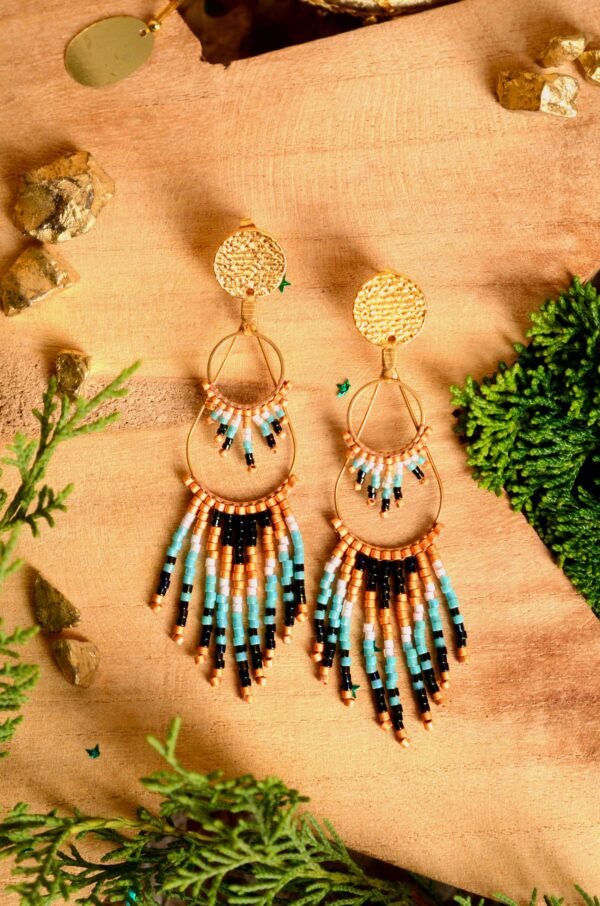 boutique-valdyria-nilyra-maria-dore-boucles-oreilles-pproduit1 Valdyria est une marque poétique de bijoux faits main, basée en Alsace 🌿 Nous créons des pièces artisanales avec une âme, inspirées par la mythologie 🐚 la nature 🍃 l’élégance ancienne 👑 et la beauté intemporelle ✨ Chaque bijou est soigneusement réalisé à la main avec des perles Miyuki de haute qualité, venues du Japon 💎 et des matériaux écoresponsables sourcés en France et en Europe 💖 Nos créations naissent avec intention 🕊 en petites séries 🧵 avec amour du détail ✧ Valdyria incarne une création lente, consciente 🌱 des trésors qu’on ressent vraiment 🌟 Nous ne faisons pas que des accessoires : nous créons des symboles ❈ Chaque bijou porte une histoire, une émotion, un sens ✤ Dans notre atelier en Alsace 🏡 chaque commande est préparée à la main, jusqu’à l’emballage compostable ♻ sans plastique 🚫 Expédition soignée en Europe 📦 Découvrez un univers où qualité rime avec émotion ✨ Valdyria - Un éclat pour ne jamais oublier qui vous êtes ✧