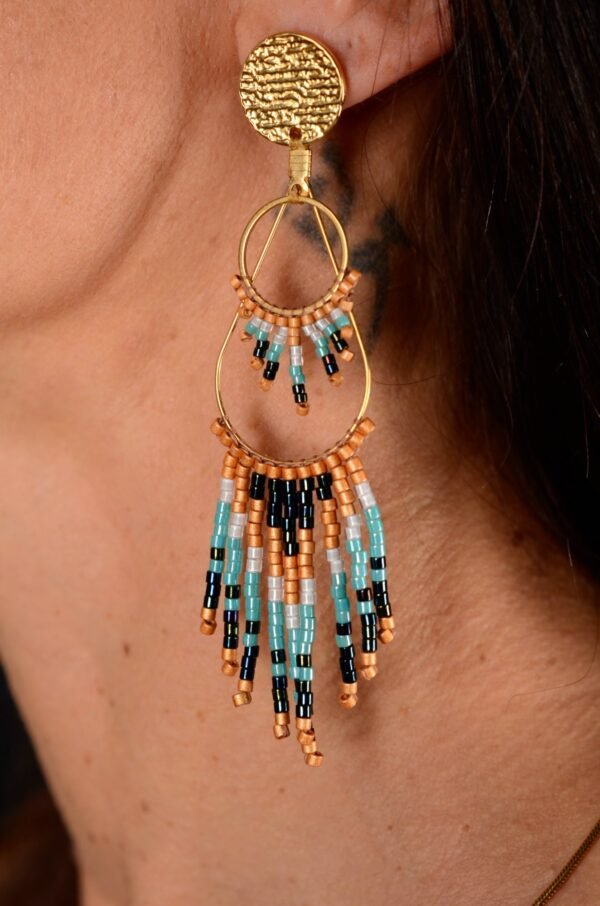 boutique-valdyria-nilyra-maria-dore-boucles-oreilles-zoom1 Valdyria est une marque poétique de bijoux faits main, basée en Alsace 🌿 Nous créons des pièces artisanales avec une âme, inspirées par la mythologie 🐚 la nature 🍃 l’élégance ancienne 👑 et la beauté intemporelle ✨ Chaque bijou est soigneusement réalisé à la main avec des perles Miyuki de haute qualité, venues du Japon 💎 et des matériaux écoresponsables sourcés en France et en Europe 💖 Nos créations naissent avec intention 🕊 en petites séries 🧵 avec amour du détail ✧ Valdyria incarne une création lente, consciente 🌱 des trésors qu’on ressent vraiment 🌟 Nous ne faisons pas que des accessoires : nous créons des symboles ❈ Chaque bijou porte une histoire, une émotion, un sens ✤ Dans notre atelier en Alsace 🏡 chaque commande est préparée à la main, jusqu’à l’emballage compostable ♻ sans plastique 🚫 Expédition soignée en Europe 📦 Découvrez un univers où qualité rime avec émotion ✨ Valdyria - Un éclat pour ne jamais oublier qui vous êtes ✧