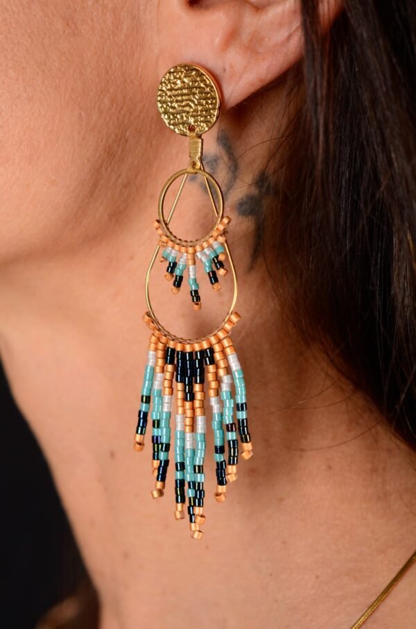 boutique-valdyria-nilyra-maria-dore-boucles-oreilles-zoom2 Valdyria est une marque poétique de bijoux faits main, basée en Alsace 🌿 Nous créons des pièces artisanales avec une âme, inspirées par la mythologie 🐚 la nature 🍃 l’élégance ancienne 👑 et la beauté intemporelle ✨ Chaque bijou est soigneusement réalisé à la main avec des perles Miyuki de haute qualité, venues du Japon 💎 et des matériaux écoresponsables sourcés en France et en Europe 💖 Nos créations naissent avec intention 🕊 en petites séries 🧵 avec amour du détail ✧ Valdyria incarne une création lente, consciente 🌱 des trésors qu’on ressent vraiment 🌟 Nous ne faisons pas que des accessoires : nous créons des symboles ❈ Chaque bijou porte une histoire, une émotion, un sens ✤ Dans notre atelier en Alsace 🏡 chaque commande est préparée à la main, jusqu’à l’emballage compostable ♻ sans plastique 🚫 Expédition soignée en Europe 📦 Découvrez un univers où qualité rime avec émotion ✨ Valdyria - Un éclat pour ne jamais oublier qui vous êtes ✧