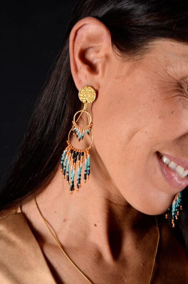 boutique-valdyria-nilyra-maria-dore-boucles-oreilles-zoom3 Valdyria est une marque poétique de bijoux faits main, basée en Alsace 🌿 Nous créons des pièces artisanales avec une âme, inspirées par la mythologie 🐚 la nature 🍃 l’élégance ancienne 👑 et la beauté intemporelle ✨ Chaque bijou est soigneusement réalisé à la main avec des perles Miyuki de haute qualité, venues du Japon 💎 et des matériaux écoresponsables sourcés en France et en Europe 💖 Nos créations naissent avec intention 🕊 en petites séries 🧵 avec amour du détail ✧ Valdyria incarne une création lente, consciente 🌱 des trésors qu’on ressent vraiment 🌟 Nous ne faisons pas que des accessoires : nous créons des symboles ❈ Chaque bijou porte une histoire, une émotion, un sens ✤ Dans notre atelier en Alsace 🏡 chaque commande est préparée à la main, jusqu’à l’emballage compostable ♻ sans plastique 🚫 Expédition soignée en Europe 📦 Découvrez un univers où qualité rime avec émotion ✨ Valdyria - Un éclat pour ne jamais oublier qui vous êtes ✧