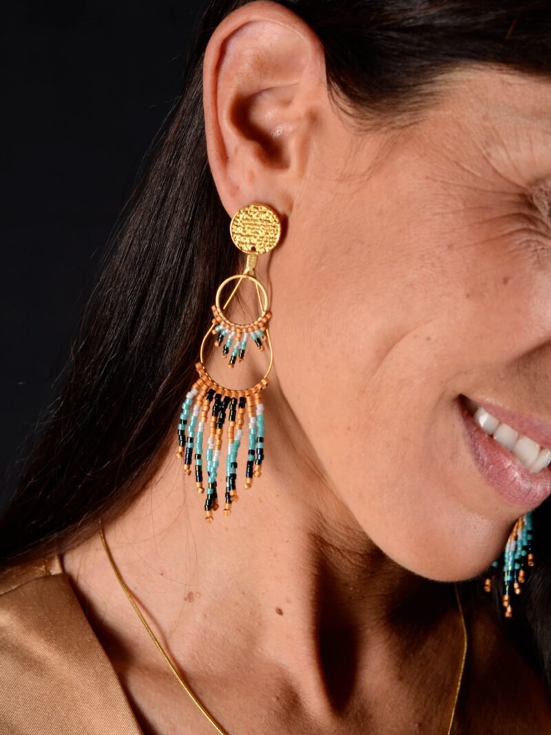 boutique-valdyria-nilyra-maria-dore-boucles-oreilles-zoom3 Valdyria est une marque poétique de bijoux faits main, basée en Alsace 🌿 Nous créons des pièces artisanales avec une âme, inspirées par la mythologie 🐚 la nature 🍃 l’élégance ancienne 👑 et la beauté intemporelle ✨ Chaque bijou est soigneusement réalisé à la main avec des perles Miyuki de haute qualité, venues du Japon 💎 et des matériaux écoresponsables sourcés en France et en Europe 💖 Nos créations naissent avec intention 🕊 en petites séries 🧵 avec amour du détail ✧ Valdyria incarne une création lente, consciente 🌱 des trésors qu’on ressent vraiment 🌟 Nous ne faisons pas que des accessoires : nous créons des symboles ❈ Chaque bijou porte une histoire, une émotion, un sens ✤ Dans notre atelier en Alsace 🏡 chaque commande est préparée à la main, jusqu’à l’emballage compostable ♻ sans plastique 🚫 Expédition soignée en Europe 📦 Découvrez un univers où qualité rime avec émotion ✨ Valdyria - Un éclat pour ne jamais oublier qui vous êtes ✧