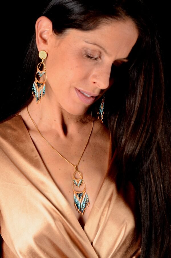 Valdyria est une marque poétique de bijoux faits main, basée en Alsace 🌿 Nous créons des pièces artisanales avec une âme, inspirées par la mythologie 🐚 la nature 🍃 l’élégance ancienne 👑 et la beauté intemporelle ✨ Chaque bijou est soigneusement réalisé à la main avec des perles Miyuki de haute qualité, venues du Japon 💎 et des matériaux écoresponsables sourcés en France et en Europe 💖 Nos créations naissent avec intention 🕊 en petites séries 🧵 avec amour du détail ✧ Valdyria incarne une création lente, consciente 🌱 des trésors qu’on ressent vraiment 🌟 Nous ne faisons pas que des accessoires : nous créons des symboles ❈ Chaque bijou porte une histoire, une émotion, un sens ✤ Dans notre atelier en Alsace 🏡 chaque commande est préparée à la main, jusqu’à l’emballage compostable ♻ sans plastique 🚫 Expédition soignée en Europe 📦 Découvrez un univers où qualité rime avec émotion ✨ Valdyria - Un éclat pour ne jamais oublier qui vous êtes ✧