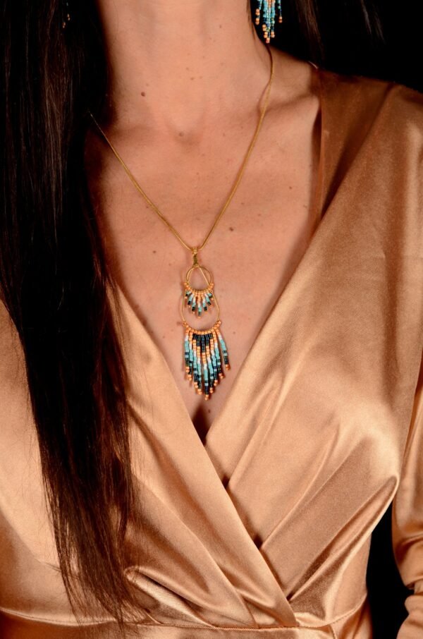 Valdyria est une marque poétique de bijoux faits main, basée en Alsace 🌿 Nous créons des pièces artisanales avec une âme, inspirées par la mythologie 🐚 la nature 🍃 l’élégance ancienne 👑 et la beauté intemporelle ✨ Chaque bijou est soigneusement réalisé à la main avec des perles Miyuki de haute qualité, venues du Japon 💎 et des matériaux écoresponsables sourcés en France et en Europe 💖 Nos créations naissent avec intention 🕊 en petites séries 🧵 avec amour du détail ✧ Valdyria incarne une création lente, consciente 🌱 des trésors qu’on ressent vraiment 🌟 Nous ne faisons pas que des accessoires : nous créons des symboles ❈ Chaque bijou porte une histoire, une émotion, un sens ✤ Dans notre atelier en Alsace 🏡 chaque commande est préparée à la main, jusqu’à l’emballage compostable ♻ sans plastique 🚫 Expédition soignée en Europe 📦 Découvrez un univers où qualité rime avec émotion ✨ Valdyria - Un éclat pour ne jamais oublier qui vous êtes ✧