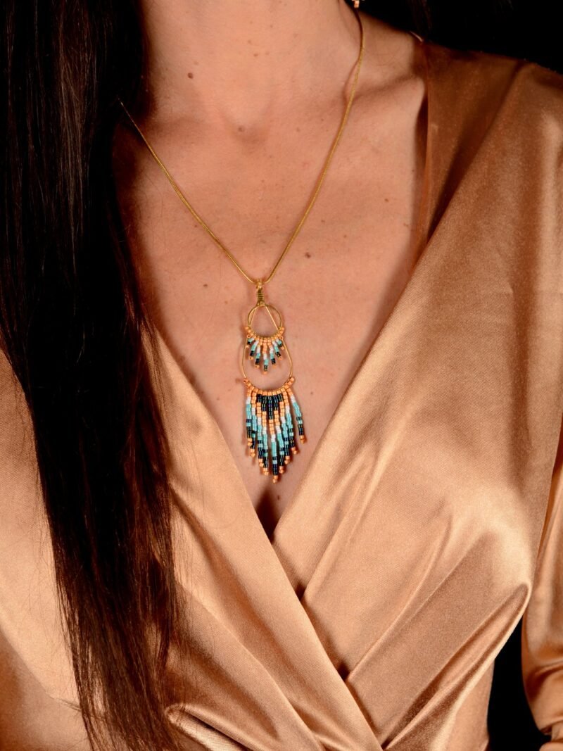 boutique-valdyria-nilyra-maria-dore-collier-moyen (1) Valdyria est une marque poétique de bijoux faits main, basée en Alsace 🌿 Nous créons des pièces artisanales avec une âme, inspirées par la mythologie 🐚 la nature 🍃 l’élégance ancienne 👑 et la beauté intemporelle ✨ Chaque bijou est soigneusement réalisé à la main avec des perles Miyuki de haute qualité, venues du Japon 💎 et des matériaux écoresponsables sourcés en France et en Europe 💖 Nos créations naissent avec intention 🕊 en petites séries 🧵 avec amour du détail ✧ Valdyria incarne une création lente, consciente 🌱 des trésors qu’on ressent vraiment 🌟 Nous ne faisons pas que des accessoires : nous créons des symboles ❈ Chaque bijou porte une histoire, une émotion, un sens ✤ Dans notre atelier en Alsace 🏡 chaque commande est préparée à la main, jusqu’à l’emballage compostable ♻ sans plastique 🚫 Expédition soignée en Europe 📦 Découvrez un univers où qualité rime avec émotion ✨ Valdyria - Un éclat pour ne jamais oublier qui vous êtes ✧