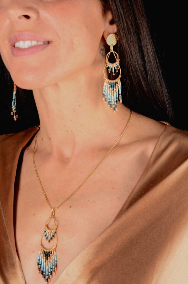 Valdyria est une marque poétique de bijoux faits main, basée en Alsace 🌿 Nous créons des pièces artisanales avec une âme, inspirées par la mythologie 🐚 la nature 🍃 l’élégance ancienne 👑 et la beauté intemporelle ✨ Chaque bijou est soigneusement réalisé à la main avec des perles Miyuki de haute qualité, venues du Japon 💎 et des matériaux écoresponsables sourcés en France et en Europe 💖 Nos créations naissent avec intention 🕊 en petites séries 🧵 avec amour du détail ✧ Valdyria incarne une création lente, consciente 🌱 des trésors qu’on ressent vraiment 🌟 Nous ne faisons pas que des accessoires : nous créons des symboles ❈ Chaque bijou porte une histoire, une émotion, un sens ✤ Dans notre atelier en Alsace 🏡 chaque commande est préparée à la main, jusqu’à l’emballage compostable ♻ sans plastique 🚫 Expédition soignée en Europe 📦 Découvrez un univers où qualité rime avec émotion ✨ Valdyria - Un éclat pour ne jamais oublier qui vous êtes ✧