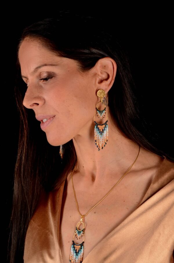 Valdyria est une marque poétique de bijoux faits main, basée en Alsace 🌿 Nous créons des pièces artisanales avec une âme, inspirées par la mythologie 🐚 la nature 🍃 l’élégance ancienne 👑 et la beauté intemporelle ✨ Chaque bijou est soigneusement réalisé à la main avec des perles Miyuki de haute qualité, venues du Japon 💎 et des matériaux écoresponsables sourcés en France et en Europe 💖 Nos créations naissent avec intention 🕊 en petites séries 🧵 avec amour du détail ✧ Valdyria incarne une création lente, consciente 🌱 des trésors qu’on ressent vraiment 🌟 Nous ne faisons pas que des accessoires : nous créons des symboles ❈ Chaque bijou porte une histoire, une émotion, un sens ✤ Dans notre atelier en Alsace 🏡 chaque commande est préparée à la main, jusqu’à l’emballage compostable ♻ sans plastique 🚫 Expédition soignée en Europe 📦 Découvrez un univers où qualité rime avec émotion ✨ Valdyria - Un éclat pour ne jamais oublier qui vous êtes ✧