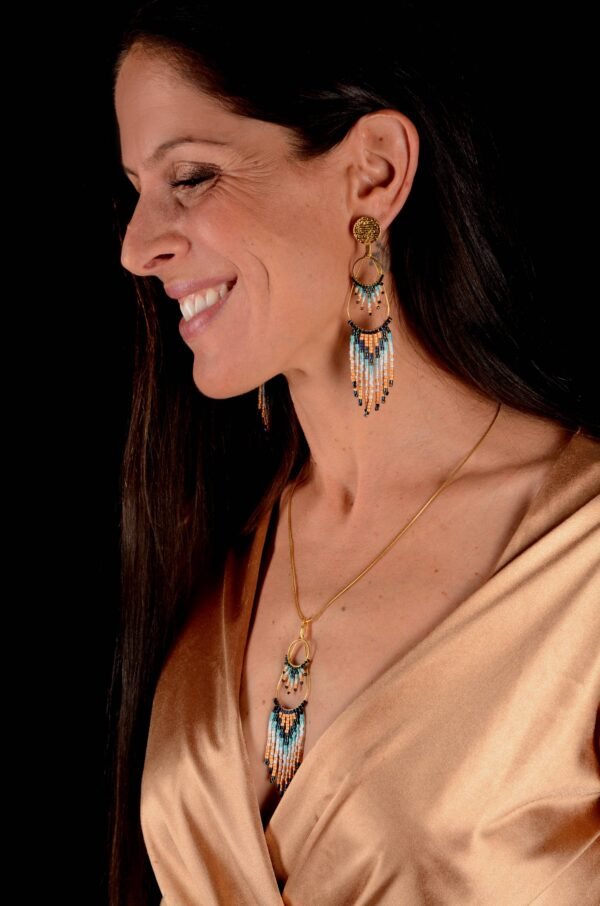 Valdyria est une marque poétique de bijoux faits main, basée en Alsace 🌿 Nous créons des pièces artisanales avec une âme, inspirées par la mythologie 🐚 la nature 🍃 l’élégance ancienne 👑 et la beauté intemporelle ✨ Chaque bijou est soigneusement réalisé à la main avec des perles Miyuki de haute qualité, venues du Japon 💎 et des matériaux écoresponsables sourcés en France et en Europe 💖 Nos créations naissent avec intention 🕊 en petites séries 🧵 avec amour du détail ✧ Valdyria incarne une création lente, consciente 🌱 des trésors qu’on ressent vraiment 🌟 Nous ne faisons pas que des accessoires : nous créons des symboles ❈ Chaque bijou porte une histoire, une émotion, un sens ✤ Dans notre atelier en Alsace 🏡 chaque commande est préparée à la main, jusqu’à l’emballage compostable ♻ sans plastique 🚫 Expédition soignée en Europe 📦 Découvrez un univers où qualité rime avec émotion ✨ Valdyria - Un éclat pour ne jamais oublier qui vous êtes ✧