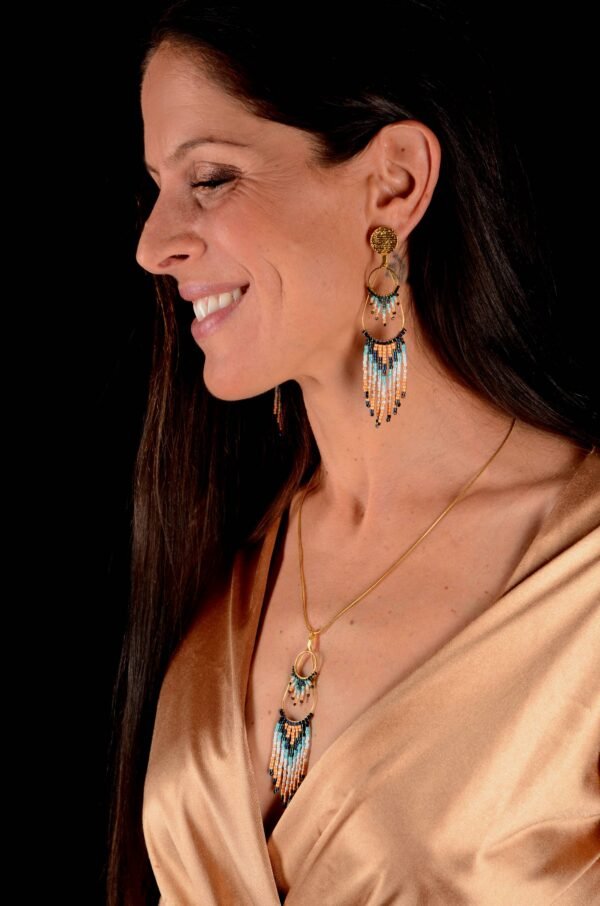 Valdyria est une marque poétique de bijoux faits main, basée en Alsace 🌿 Nous créons des pièces artisanales avec une âme, inspirées par la mythologie 🐚 la nature 🍃 l’élégance ancienne 👑 et la beauté intemporelle ✨ Chaque bijou est soigneusement réalisé à la main avec des perles Miyuki de haute qualité, venues du Japon 💎 et des matériaux écoresponsables sourcés en France et en Europe 💖 Nos créations naissent avec intention 🕊 en petites séries 🧵 avec amour du détail ✧ Valdyria incarne une création lente, consciente 🌱 des trésors qu’on ressent vraiment 🌟 Nous ne faisons pas que des accessoires : nous créons des symboles ❈ Chaque bijou porte une histoire, une émotion, un sens ✤ Dans notre atelier en Alsace 🏡 chaque commande est préparée à la main, jusqu’à l’emballage compostable ♻ sans plastique 🚫 Expédition soignée en Europe 📦 Découvrez un univers où qualité rime avec émotion ✨ Valdyria - Un éclat pour ne jamais oublier qui vous êtes ✧