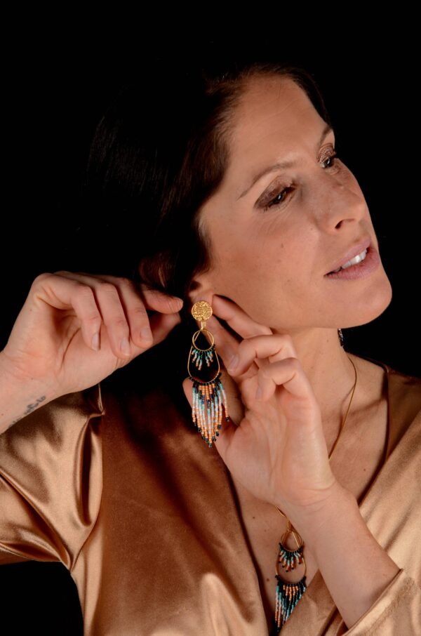 Valdyria est une marque poétique de bijoux faits main, basée en Alsace 🌿 Nous créons des pièces artisanales avec une âme, inspirées par la mythologie 🐚 la nature 🍃 l’élégance ancienne 👑 et la beauté intemporelle ✨ Chaque bijou est soigneusement réalisé à la main avec des perles Miyuki de haute qualité, venues du Japon 💎 et des matériaux écoresponsables sourcés en France et en Europe 💖 Nos créations naissent avec intention 🕊 en petites séries 🧵 avec amour du détail ✧ Valdyria incarne une création lente, consciente 🌱 des trésors qu’on ressent vraiment 🌟 Nous ne faisons pas que des accessoires : nous créons des symboles ❈ Chaque bijou porte une histoire, une émotion, un sens ✤ Dans notre atelier en Alsace 🏡 chaque commande est préparée à la main, jusqu’à l’emballage compostable ♻ sans plastique 🚫 Expédition soignée en Europe 📦 Découvrez un univers où qualité rime avec émotion ✨ Valdyria - Un éclat pour ne jamais oublier qui vous êtes ✧