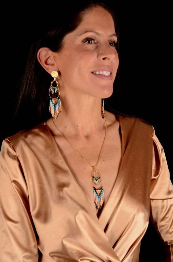 Valdyria est une marque poétique de bijoux faits main, basée en Alsace 🌿 Nous créons des pièces artisanales avec une âme, inspirées par la mythologie 🐚 la nature 🍃 l’élégance ancienne 👑 et la beauté intemporelle ✨ Chaque bijou est soigneusement réalisé à la main avec des perles Miyuki de haute qualité, venues du Japon 💎 et des matériaux écoresponsables sourcés en France et en Europe 💖 Nos créations naissent avec intention 🕊 en petites séries 🧵 avec amour du détail ✧ Valdyria incarne une création lente, consciente 🌱 des trésors qu’on ressent vraiment 🌟 Nous ne faisons pas que des accessoires : nous créons des symboles ❈ Chaque bijou porte une histoire, une émotion, un sens ✤ Dans notre atelier en Alsace 🏡 chaque commande est préparée à la main, jusqu’à l’emballage compostable ♻ sans plastique 🚫 Expédition soignée en Europe 📦 Découvrez un univers où qualité rime avec émotion ✨ Valdyria - Un éclat pour ne jamais oublier qui vous êtes ✧