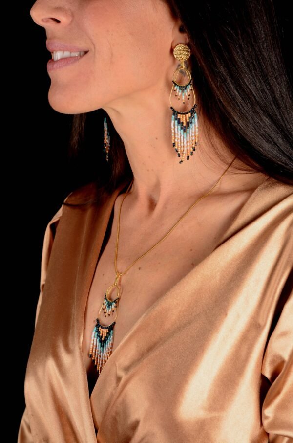 Valdyria est une marque poétique de bijoux faits main, basée en Alsace 🌿 Nous créons des pièces artisanales avec une âme, inspirées par la mythologie 🐚 la nature 🍃 l’élégance ancienne 👑 et la beauté intemporelle ✨ Chaque bijou est soigneusement réalisé à la main avec des perles Miyuki de haute qualité, venues du Japon 💎 et des matériaux écoresponsables sourcés en France et en Europe 💖 Nos créations naissent avec intention 🕊 en petites séries 🧵 avec amour du détail ✧ Valdyria incarne une création lente, consciente 🌱 des trésors qu’on ressent vraiment 🌟 Nous ne faisons pas que des accessoires : nous créons des symboles ❈ Chaque bijou porte une histoire, une émotion, un sens ✤ Dans notre atelier en Alsace 🏡 chaque commande est préparée à la main, jusqu’à l’emballage compostable ♻ sans plastique 🚫 Expédition soignée en Europe 📦 Découvrez un univers où qualité rime avec émotion ✨ Valdyria - Un éclat pour ne jamais oublier qui vous êtes ✧