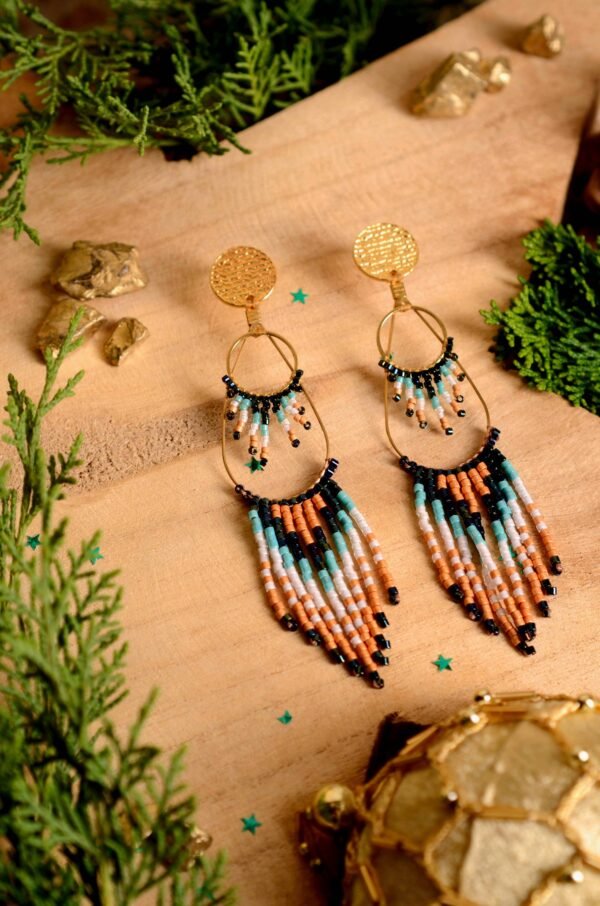 Valdyria est une marque poétique de bijoux faits main, basée en Alsace 🌿 Nous créons des pièces artisanales avec une âme, inspirées par la mythologie 🐚 la nature 🍃 l’élégance ancienne 👑 et la beauté intemporelle ✨ Chaque bijou est soigneusement réalisé à la main avec des perles Miyuki de haute qualité, venues du Japon 💎 et des matériaux écoresponsables sourcés en France et en Europe 💖 Nos créations naissent avec intention 🕊 en petites séries 🧵 avec amour du détail ✧ Valdyria incarne une création lente, consciente 🌱 des trésors qu’on ressent vraiment 🌟 Nous ne faisons pas que des accessoires : nous créons des symboles ❈ Chaque bijou porte une histoire, une émotion, un sens ✤ Dans notre atelier en Alsace 🏡 chaque commande est préparée à la main, jusqu’à l’emballage compostable ♻ sans plastique 🚫 Expédition soignée en Europe 📦 Découvrez un univers où qualité rime avec émotion ✨ Valdyria - Un éclat pour ne jamais oublier qui vous êtes ✧