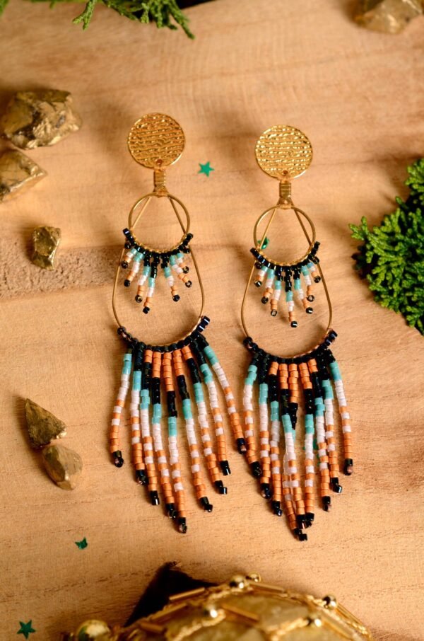 Valdyria est une marque poétique de bijoux faits main, basée en Alsace 🌿 Nous créons des pièces artisanales avec une âme, inspirées par la mythologie 🐚 la nature 🍃 l’élégance ancienne 👑 et la beauté intemporelle ✨ Chaque bijou est soigneusement réalisé à la main avec des perles Miyuki de haute qualité, venues du Japon 💎 et des matériaux écoresponsables sourcés en France et en Europe 💖 Nos créations naissent avec intention 🕊 en petites séries 🧵 avec amour du détail ✧ Valdyria incarne une création lente, consciente 🌱 des trésors qu’on ressent vraiment 🌟 Nous ne faisons pas que des accessoires : nous créons des symboles ❈ Chaque bijou porte une histoire, une émotion, un sens ✤ Dans notre atelier en Alsace 🏡 chaque commande est préparée à la main, jusqu’à l’emballage compostable ♻ sans plastique 🚫 Expédition soignée en Europe 📦 Découvrez un univers où qualité rime avec émotion ✨ Valdyria - Un éclat pour ne jamais oublier qui vous êtes ✧