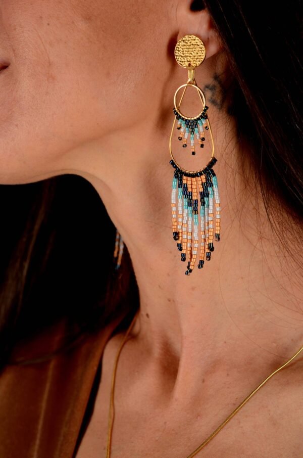 Valdyria est une marque poétique de bijoux faits main, basée en Alsace 🌿 Nous créons des pièces artisanales avec une âme, inspirées par la mythologie 🐚 la nature 🍃 l’élégance ancienne 👑 et la beauté intemporelle ✨ Chaque bijou est soigneusement réalisé à la main avec des perles Miyuki de haute qualité, venues du Japon 💎 et des matériaux écoresponsables sourcés en France et en Europe 💖 Nos créations naissent avec intention 🕊 en petites séries 🧵 avec amour du détail ✧ Valdyria incarne une création lente, consciente 🌱 des trésors qu’on ressent vraiment 🌟 Nous ne faisons pas que des accessoires : nous créons des symboles ❈ Chaque bijou porte une histoire, une émotion, un sens ✤ Dans notre atelier en Alsace 🏡 chaque commande est préparée à la main, jusqu’à l’emballage compostable ♻ sans plastique 🚫 Expédition soignée en Europe 📦 Découvrez un univers où qualité rime avec émotion ✨ Valdyria - Un éclat pour ne jamais oublier qui vous êtes ✧