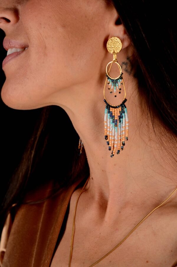 Valdyria est une marque poétique de bijoux faits main, basée en Alsace 🌿 Nous créons des pièces artisanales avec une âme, inspirées par la mythologie 🐚 la nature 🍃 l’élégance ancienne 👑 et la beauté intemporelle ✨ Chaque bijou est soigneusement réalisé à la main avec des perles Miyuki de haute qualité, venues du Japon 💎 et des matériaux écoresponsables sourcés en France et en Europe 💖 Nos créations naissent avec intention 🕊 en petites séries 🧵 avec amour du détail ✧ Valdyria incarne une création lente, consciente 🌱 des trésors qu’on ressent vraiment 🌟 Nous ne faisons pas que des accessoires : nous créons des symboles ❈ Chaque bijou porte une histoire, une émotion, un sens ✤ Dans notre atelier en Alsace 🏡 chaque commande est préparée à la main, jusqu’à l’emballage compostable ♻ sans plastique 🚫 Expédition soignée en Europe 📦 Découvrez un univers où qualité rime avec émotion ✨ Valdyria - Un éclat pour ne jamais oublier qui vous êtes ✧