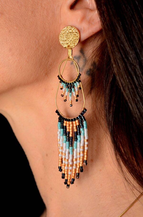 Valdyria est une marque poétique de bijoux faits main, basée en Alsace 🌿 Nous créons des pièces artisanales avec une âme, inspirées par la mythologie 🐚 la nature 🍃 l’élégance ancienne 👑 et la beauté intemporelle ✨ Chaque bijou est soigneusement réalisé à la main avec des perles Miyuki de haute qualité, venues du Japon 💎 et des matériaux écoresponsables sourcés en France et en Europe 💖 Nos créations naissent avec intention 🕊 en petites séries 🧵 avec amour du détail ✧ Valdyria incarne une création lente, consciente 🌱 des trésors qu’on ressent vraiment 🌟 Nous ne faisons pas que des accessoires : nous créons des symboles ❈ Chaque bijou porte une histoire, une émotion, un sens ✤ Dans notre atelier en Alsace 🏡 chaque commande est préparée à la main, jusqu’à l’emballage compostable ♻ sans plastique 🚫 Expédition soignée en Europe 📦 Découvrez un univers où qualité rime avec émotion ✨ Valdyria - Un éclat pour ne jamais oublier qui vous êtes ✧