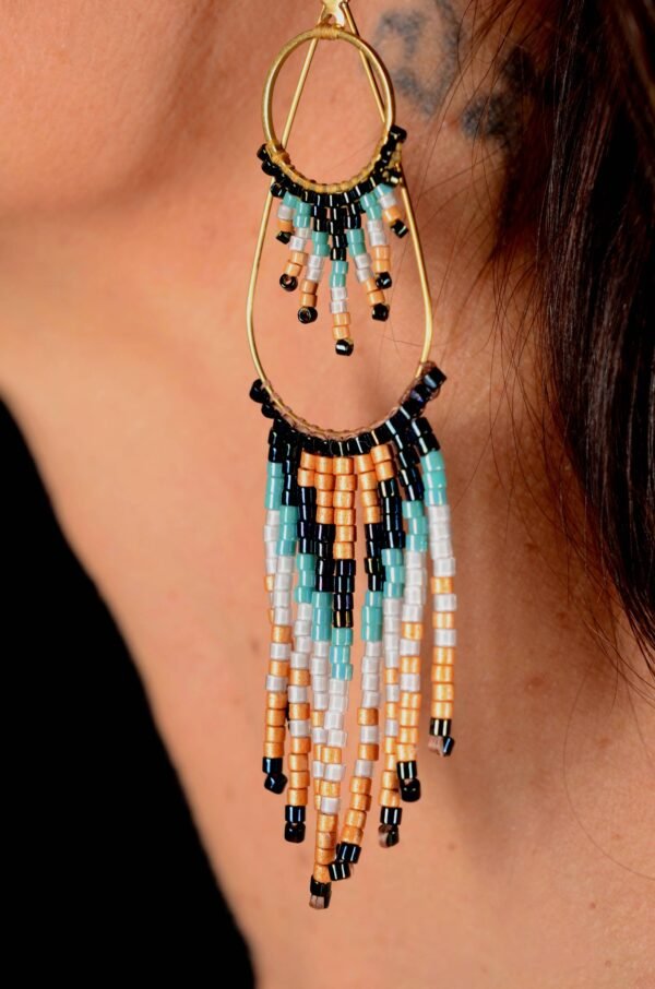 Valdyria est une marque poétique de bijoux faits main, basée en Alsace 🌿 Nous créons des pièces artisanales avec une âme, inspirées par la mythologie 🐚 la nature 🍃 l’élégance ancienne 👑 et la beauté intemporelle ✨ Chaque bijou est soigneusement réalisé à la main avec des perles Miyuki de haute qualité, venues du Japon 💎 et des matériaux écoresponsables sourcés en France et en Europe 💖 Nos créations naissent avec intention 🕊 en petites séries 🧵 avec amour du détail ✧ Valdyria incarne une création lente, consciente 🌱 des trésors qu’on ressent vraiment 🌟 Nous ne faisons pas que des accessoires : nous créons des symboles ❈ Chaque bijou porte une histoire, une émotion, un sens ✤ Dans notre atelier en Alsace 🏡 chaque commande est préparée à la main, jusqu’à l’emballage compostable ♻ sans plastique 🚫 Expédition soignée en Europe 📦 Découvrez un univers où qualité rime avec émotion ✨ Valdyria - Un éclat pour ne jamais oublier qui vous êtes ✧