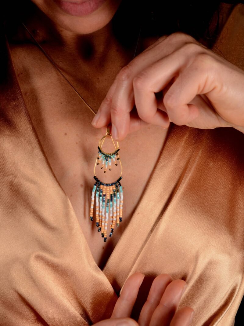 boutique-valdyria-nilyra-maria-marine-collier-moyen Valdyria est une marque poétique de bijoux faits main, basée en Alsace 🌿 Nous créons des pièces artisanales avec une âme, inspirées par la mythologie 🐚 la nature 🍃 l’élégance ancienne 👑 et la beauté intemporelle ✨ Chaque bijou est soigneusement réalisé à la main avec des perles Miyuki de haute qualité, venues du Japon 💎 et des matériaux écoresponsables sourcés en France et en Europe 💖 Nos créations naissent avec intention 🕊 en petites séries 🧵 avec amour du détail ✧ Valdyria incarne une création lente, consciente 🌱 des trésors qu’on ressent vraiment 🌟 Nous ne faisons pas que des accessoires : nous créons des symboles ❈ Chaque bijou porte une histoire, une émotion, un sens ✤ Dans notre atelier en Alsace 🏡 chaque commande est préparée à la main, jusqu’à l’emballage compostable ♻ sans plastique 🚫 Expédition soignée en Europe 📦 Découvrez un univers où qualité rime avec émotion ✨ Valdyria - Un éclat pour ne jamais oublier qui vous êtes ✧