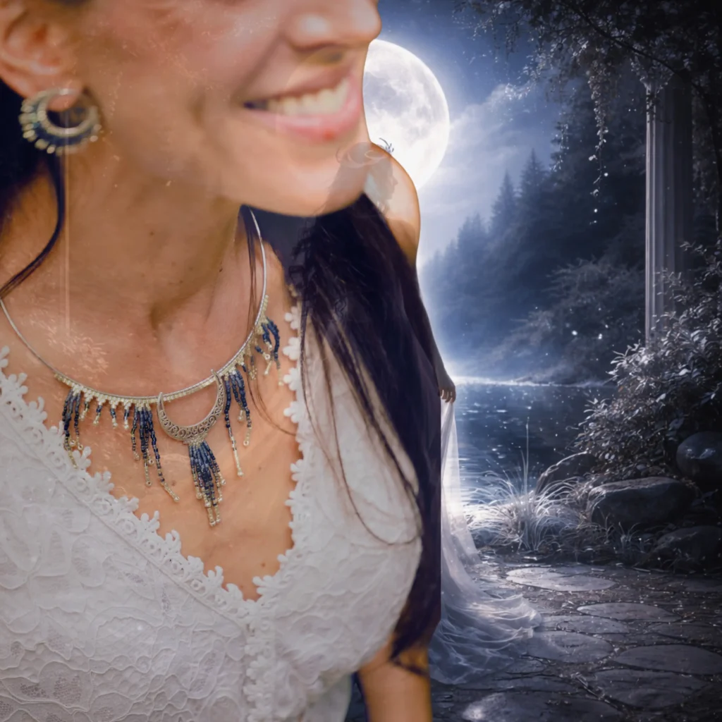 Bijou lunaire argenté de la collection Artemesia Lunaris Valdyria, inspiré de la lune, du calme profond et de l’introspection féminine.