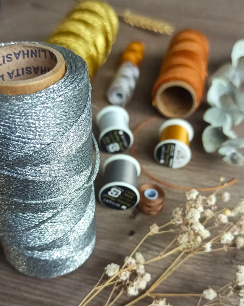 Fils textiles utilisés pour la fabrication de bijoux faits main artisanaux Valdyria