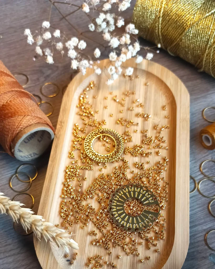 Perles Miyuki dorées utilisées pour la création de bijoux artisanaux éco responsables Valdyria