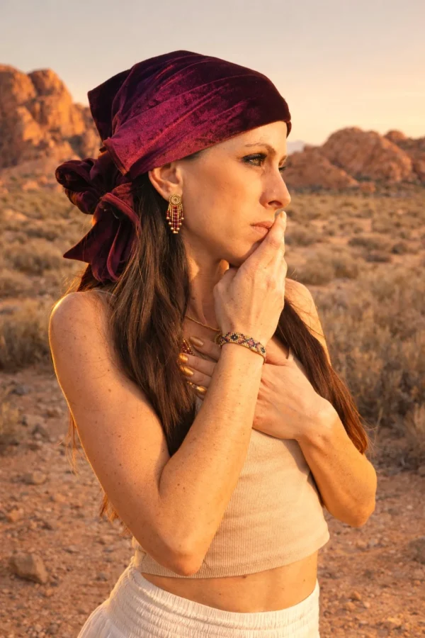 Femme portant un bracelet Amaziga Rubra inspiré des traditions amazighes dans un décor naturel