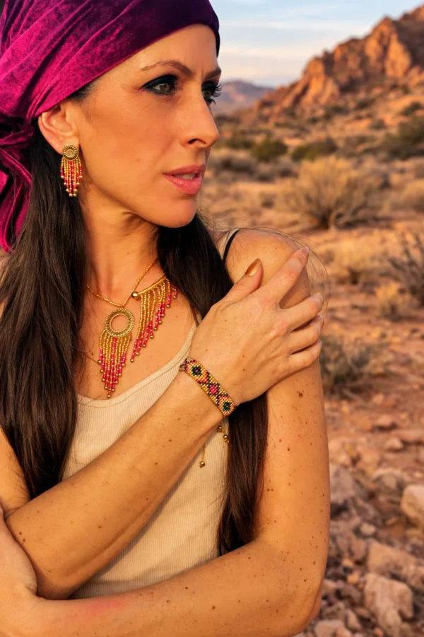 Bracelet Amaziga Rubra porté sur le bras avec perles roses et détails artisanaux