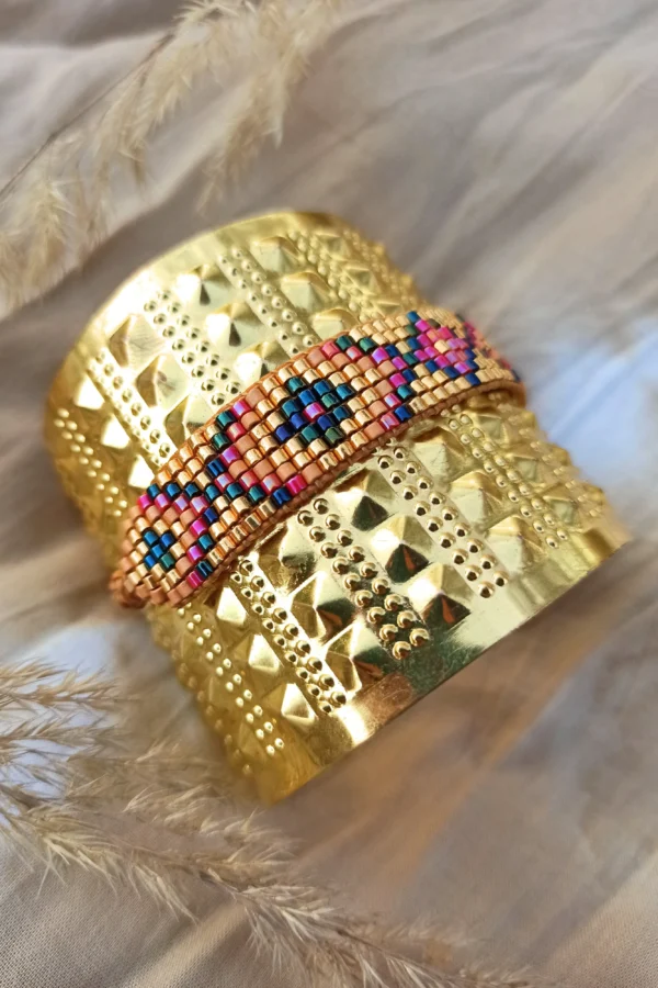 Bracelet Amaziga Rubra posé avec perles roses et structure dorée artisanale