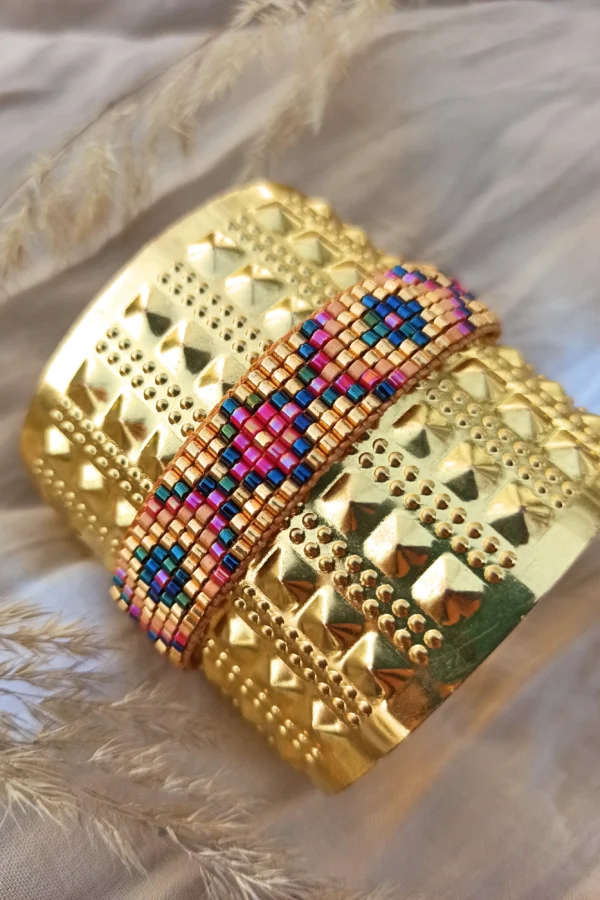 Bracelet Amaziga Rubra en perles roses avec motifs géométriques et base dorée artisanale