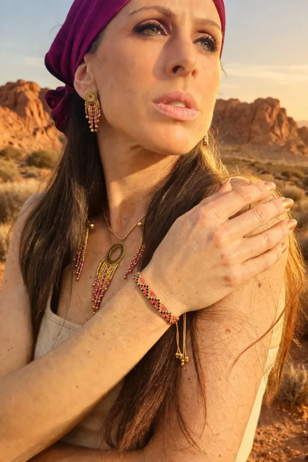 Bracelet fin Amaziga Rubra et corps vivant Femme portant un bracelet fin Amaziga Rubra avec perles roses sur la peau