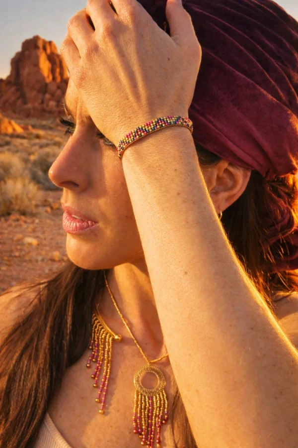 Bracelet fin Amaziga Rubra et présence féminine Bracelet fin Amaziga Rubra porté sur le poignet avec collier assorti visible