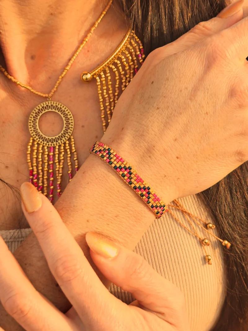 Bracelet fin Amaziga Rubra et ancrage Bracelet fin Amaziga Rubra porté avec collier assorti sur peau avec perles roses