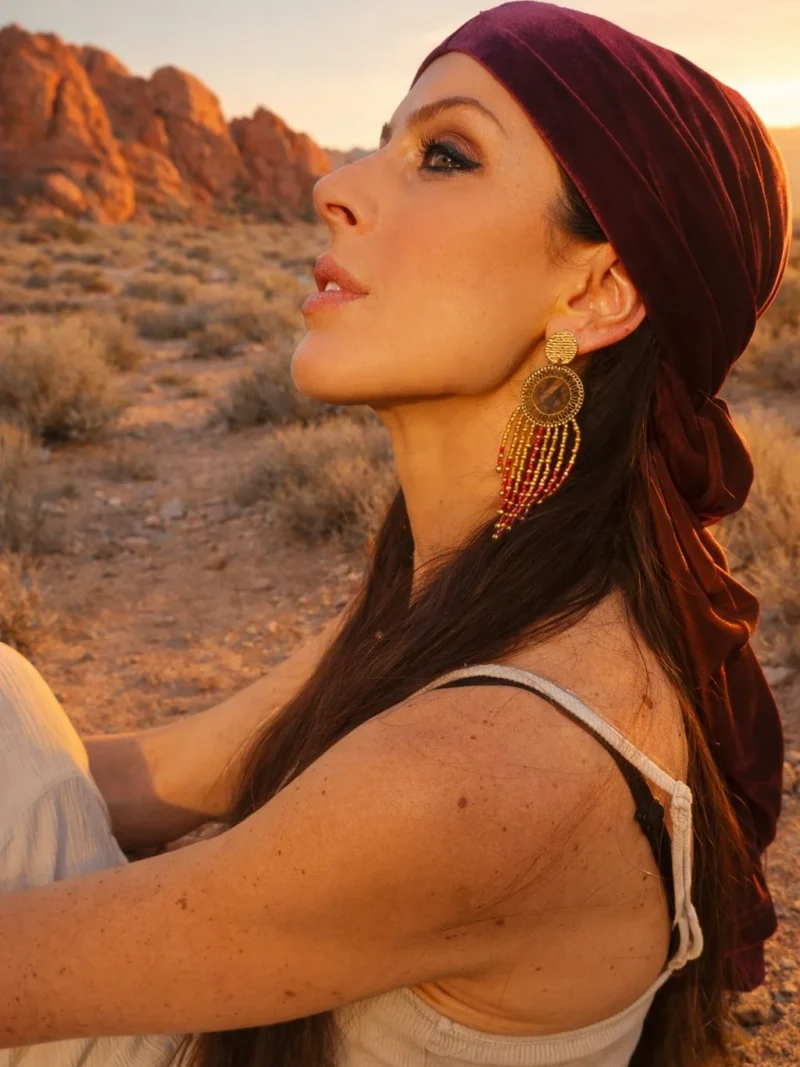 Grandes boucles d’oreilles Amaziga Rubra et vitalité du corps Grandes boucles d’oreilles Amaziga Rubra portées en gros plan avec franges en perles roses