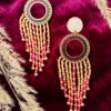Grandes boucles d’oreilles Amaziga Rubra et féminité incarnée Grandes boucles d’oreilles Amaziga Rubra en perles roses avec structure dorée artisanale
