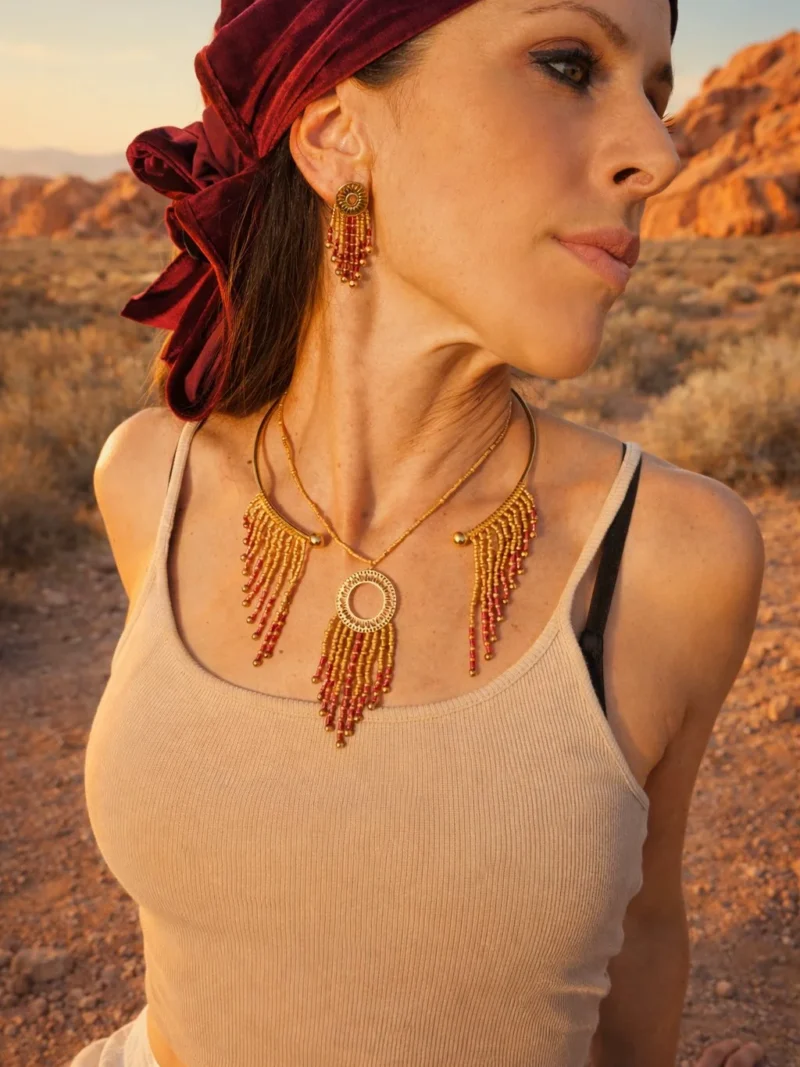 Collier majestueux Amaziga Rubra et parure de vie Collier majestueux Amaziga Rubra porté avec perles roses et éléments dorés sur peau