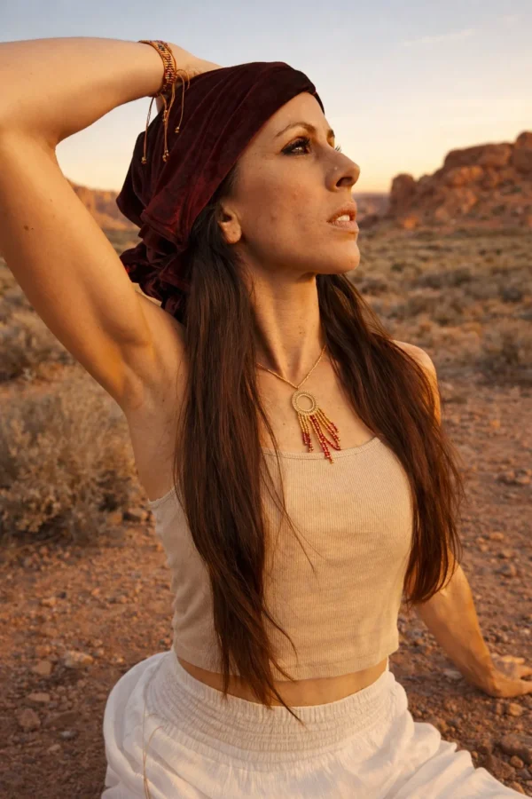 Collier à pendentif Amaziga Rubra porté dans un paysage désertique inspiré de l’Afrique du Nord