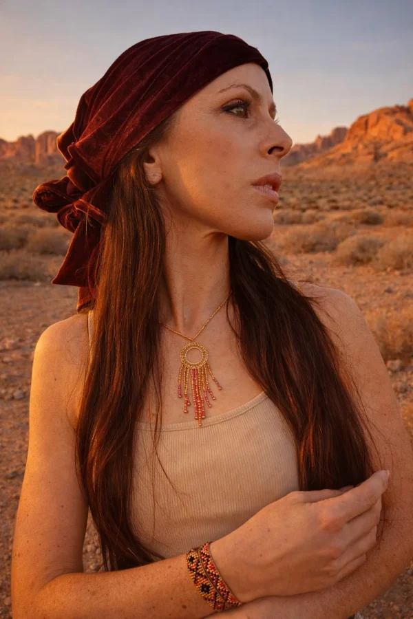 Collier à pendentif Amaziga Rubra porté en extérieur avec une ambiance naturelle et minérale