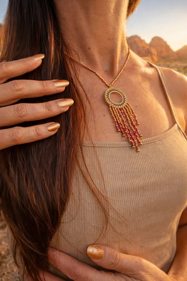 Collier à pendentif Amaziga Rubra porté sur la poitrine avec perles rouges et roses