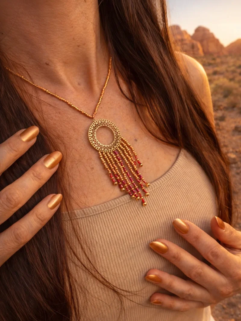 Collier à pendentif Amaziga Rubra et rites féminins Détail d’un collier à pendentif Amaziga Rubra avec pendentif circulaire et franges en mouvement