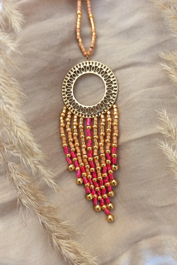 Collier à pendentif Amaziga Rubra posé avec perles rouges roses et détails dorés artisanaux
