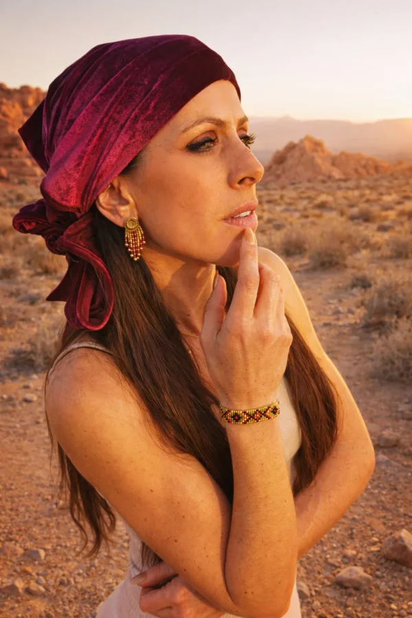 ARU_STD (2) Femme portant des petites boucles d’oreilles Amaziga Rubra inspirées de la culture amazighe